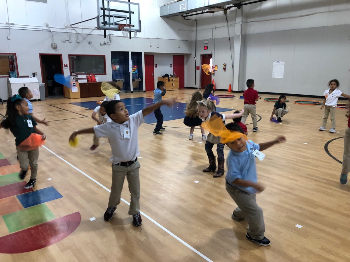 livelype's tweet photo. Great #tossing skills from kinder with scarves #manupulate #underhandtoss #iisdpe https://t.co/4mI6Uz2Dzj
