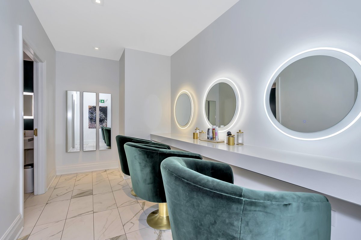 TheMavSocial's tweet photo. Get glam at our social clubs stunning beauty bar for pre-event touch ups.  
#LiveTheMav 👑
https://t.co/YpPEaTKYYO @Empire_Living https://t.co/k9Rrl6C69I