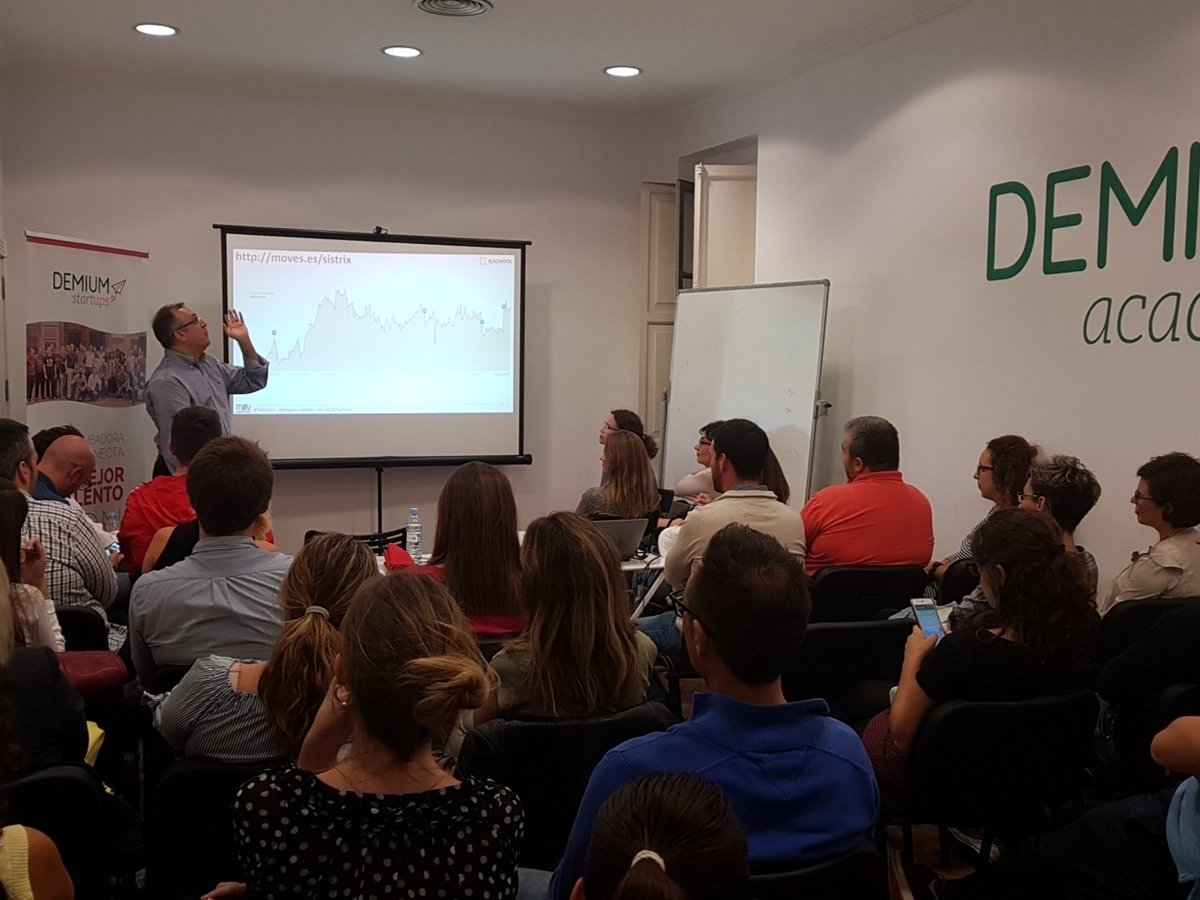VictorOrizaola's tweet photo. A por la tercera charla con @MiguelLopezGo en el #tallerSEO https://t.co/2fIK044Cuj
