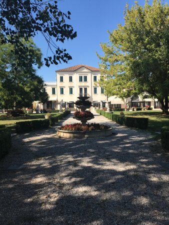 nataliewood1's tweet photo. My home for the next few days #Venice #Italy @VillaBraida #love https://t.co/lvTrkPGbMV