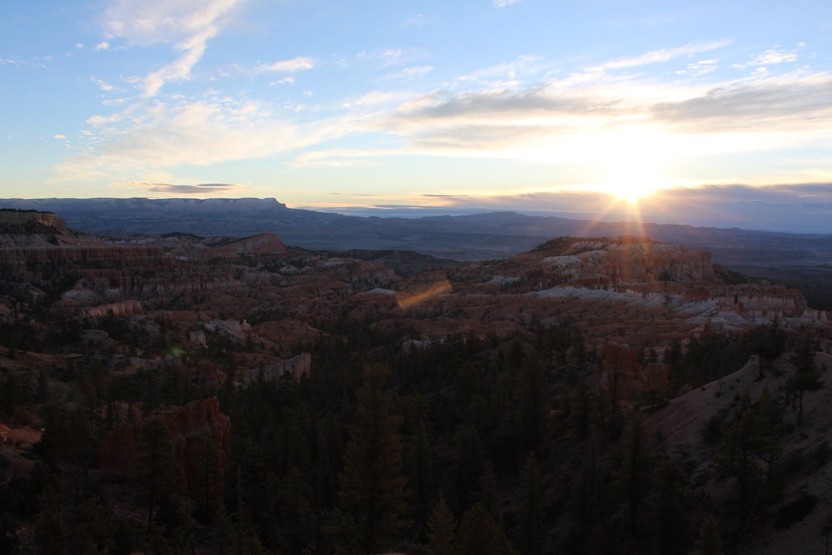tabbsbetrippin's tweet photo. “Every sunrise enlightens our heart with rays of hope. Every sunset soothes our mind with tranquility and peace.” ― Debasish Mridha MD @BryceCanyonNPS #FindYourPark #sunrise #Sunset #TravelTuesday #TuesdayThoughts #FallTravelChat #TMOM #parkchat https://t.co/86kLGh0jGq