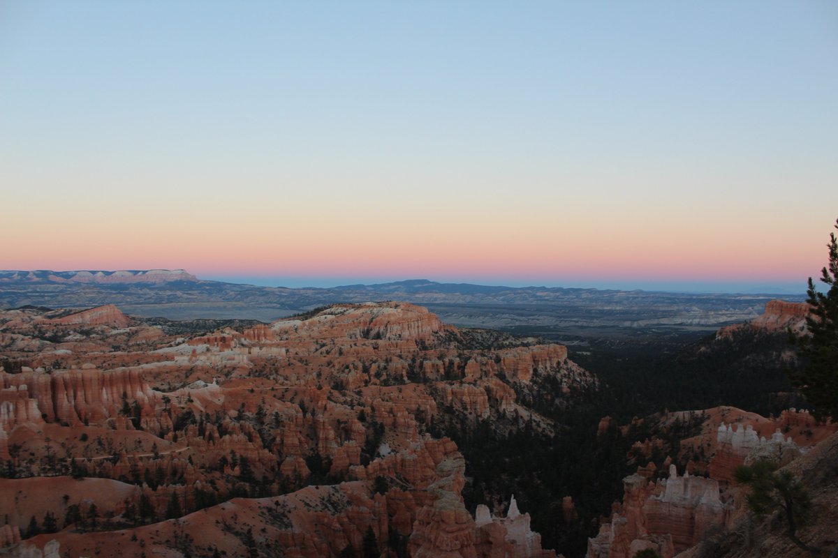tabbsbetrippin's tweet photo. “Every sunrise enlightens our heart with rays of hope. Every sunset soothes our mind with tranquility and peace.” ― Debasish Mridha MD @BryceCanyonNPS #FindYourPark #sunrise #Sunset #TravelTuesday #TuesdayThoughts #FallTravelChat #TMOM #parkchat https://t.co/86kLGh0jGq