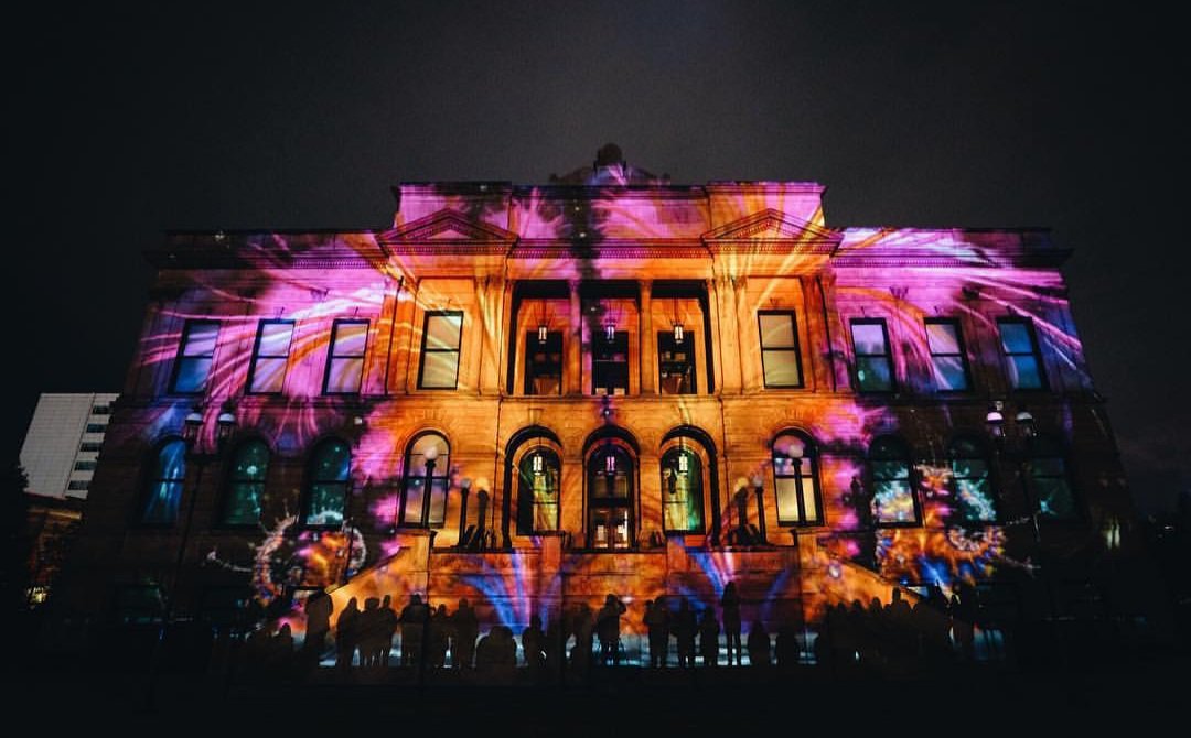 FFIDesMoines's tweet photo. Experience "Mental Banquet: Painting with Lights" today at 9pm at the World Food Prize building.
IG 📸: @recording_light
#fairfieldinndesmoines #exploredesmoines #desmoinesart #desmoines #downtowndesmoines #westdesmoines #dsm #dsmart #desmoinesiowa #iowaart #exploreiowa #iowa https://t.co/R1VNudjvCr