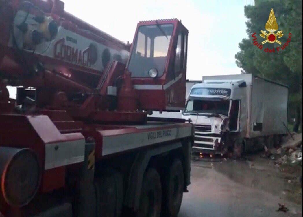 vigilidelfuoco's tweet photo. #Altamura (BA) #16ott, un mezzo pesante si ribalta: i #vigilidelfuoco soccorrono il conducente e con l’autogru mettono in sicurezza il veicolo #soccorsiquotidiani https://t.co/OSFHjLTzXQ