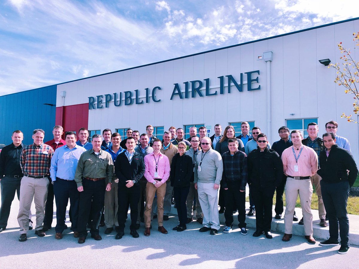 RepublicAirways's tweet photo. 34 individuals from across 18 states.  Welcome to our newest class of Republic FOs! #WhyRepublic https://t.co/76Kd3zP8ep