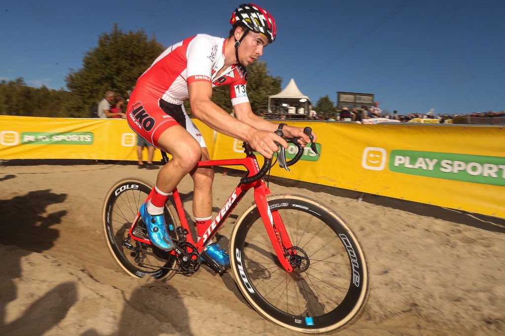 IKO_Beobank's tweet photo. 📢 Zondag staat in het Zwitserse Bern 🇨🇭de derde manche van de #telenetucicxwc op het programma, de eerste voor de junioren! Drie junioren van IKO-Beobank tekenen present! 🙌

🇧🇪 @ryancortjens 
🇧🇪 Wout Vervoort 
🇬🇧 @BTulett98 🌈
#IKOBeobank #IKOPushingLimits https://t.co/OM1Yc6wRyF