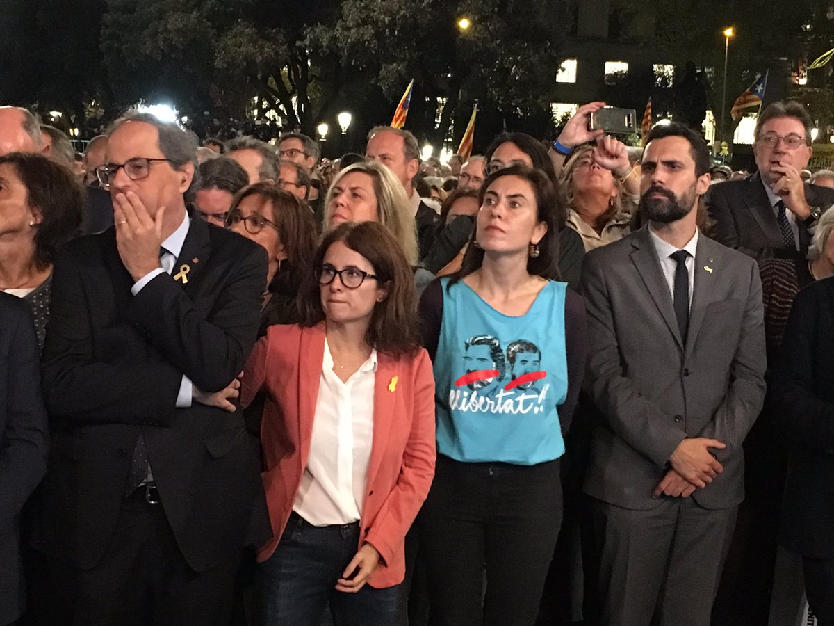 xcaralt's tweet photo. Les parelles de @jordialapreso @jcuixart al costat dela presidents @QuimTorraiPla i @rogertorrent https://t.co/XUvT95e3PZ
