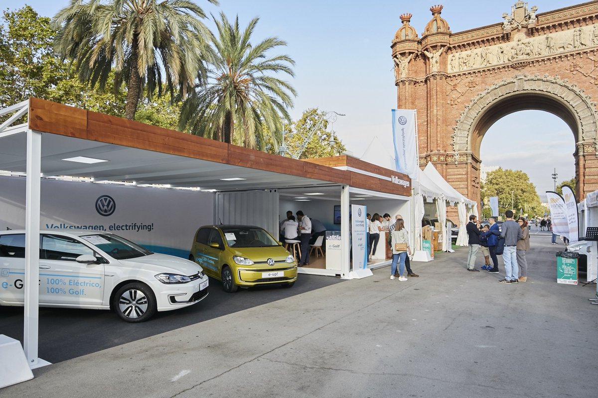 VW_es's tweet photo. Queremos compartir con vosotros los mejores momentos del @Expoelectric: el fin de semana de la #VWemobility. Y si quieres todavía más, te esperamos en el e-Roadshow Madrid los días 7 y 8 de noviembre. #emobility https://t.co/4ZnGfMThDm https://t.co/XMFwJAihK5