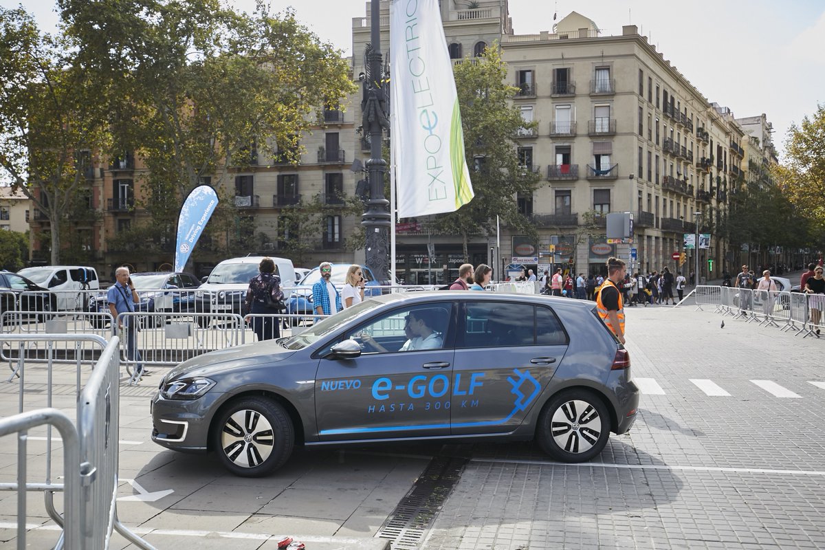 VW_es's tweet photo. Queremos compartir con vosotros los mejores momentos del @Expoelectric: el fin de semana de la #VWemobility. Y si quieres todavía más, te esperamos en el e-Roadshow Madrid los días 7 y 8 de noviembre. #emobility https://t.co/4ZnGfMThDm https://t.co/XMFwJAihK5