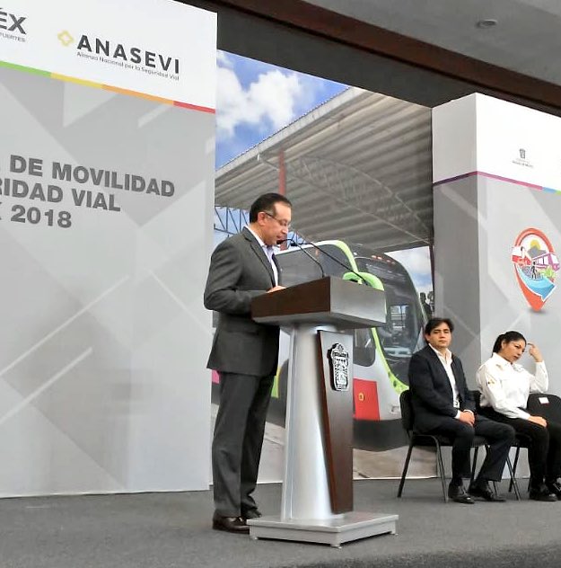 ClaudiaG_DINA's tweet photo. Estamos acompañando a @raymundomc Secretario de Movilidad de @Edomex en la #SemanaDeLaSeguridadVialYLaMovilidad, participando y presentando nuestra unidade #LinnerG @DINAmx con motor @CumminsdeMexico https://t.co/NBRmazC8yH