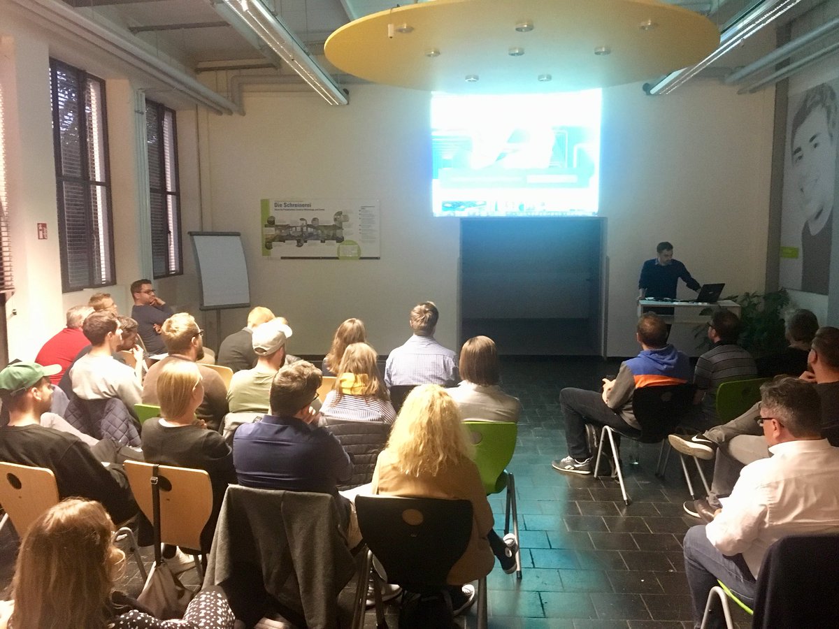 VCG_GSchunk's tweet photo. Neues vom #mobilemediaday (36.11. im #vogelconventioncenter) mit @benedikt_frank in der #socialmediabusinesslounge #wuerzburg #socialmedia #mobilemedia @medientage_de @mainpost https://t.co/Mi84RYevLK
