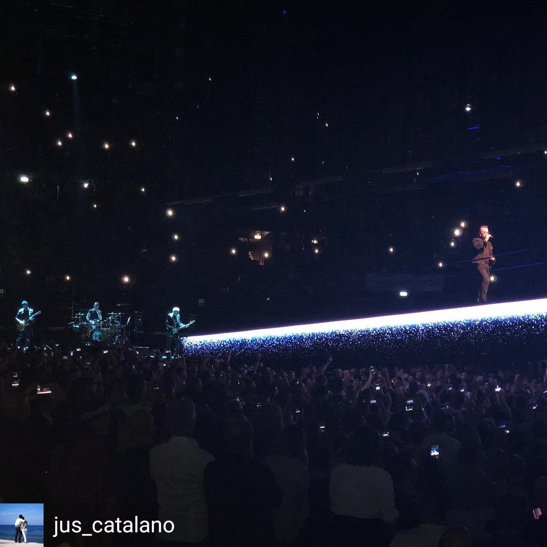 daniDpVox's tweet photo. #Bono in #LightsOfHome
Photo @jus_catalano https://t.co/6cRgmX9qJh
#U2 #U2NewsIT #U2SongsOfExperience #U2eiTour #U2Milan #U2Milan4 https://t.co/OElXBVGj6M