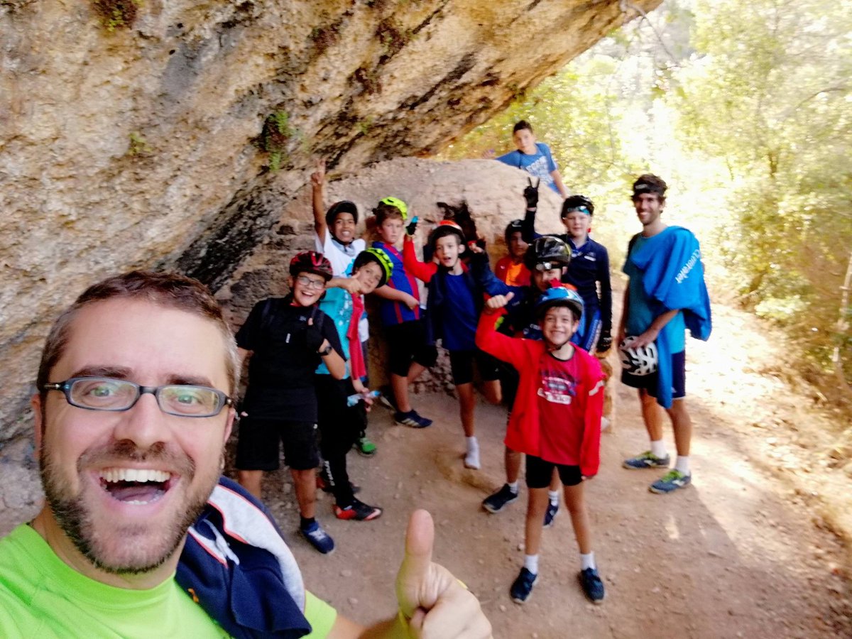 ClubRaier's tweet photo. Poc es parla del plan full-equip (5è a 2n eso) que vam fer pel pont del pilar. La "ruta dels maquis" ja és una tradició anual a Raier i ho té tot! Bici, acampada, menjar amb fogonet i expedició per una cova espectacular! 💪🔝😊⛰️🏕️🧗♂️🚵♂️
#raierteam #planestrella https://t.co/ePDNxpnbgc