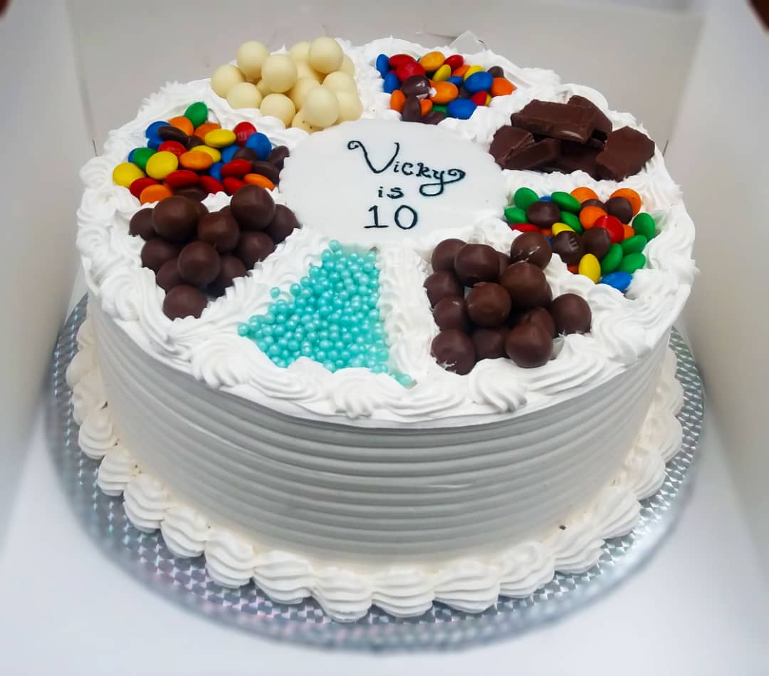 Creamkingsng's tweet photo. 10 inches
Ice cream * Chocolate frosted
Double layer of 2 flavours (of your choice) 
Chocolate toppings. 

Price is N13,000 till the end of the month!!!

#CreamKings https://t.co/ymLkHOCWMI
