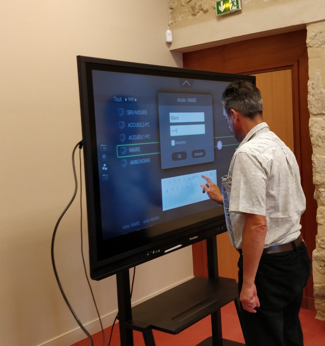 YoannChantereau's tweet photo. Premier écran @PrometheanFR ActivPanel V6 65" et OPS @Android livré avec accompagnement et prise en main avec M. Le Maire de la #commune de #Mours. Merci aux #CollTerr pour la confiance que vous accordez à l'@Adico60 https://t.co/MAcBL13Ch8