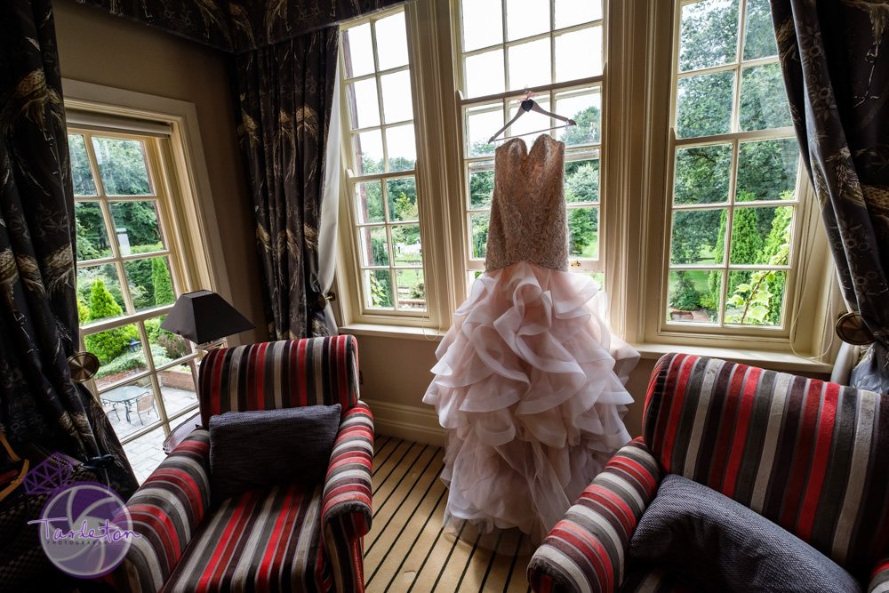 Your dress deserves the spotlight too 📸📸