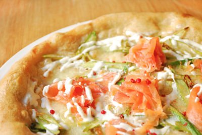 Pomobyvicios's tweet image. Mozzarella, salmón, espárragos verdes, puerro, stracciatella y pimienta rosa. La #pizza Nórdica è un vizio puro! bit.ly/cartaAlPomodoro #pizza #pizzasalmón #italianfood #pizzalovers