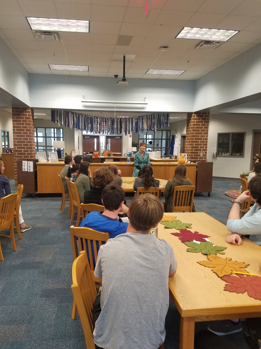 mrsrajones1's tweet photo. AP Lit enjoyed learning about life as a writer. Thank you NYT Bestseller, Karen White! @ModelHighDevils #onebookmanyvoices https://t.co/BU432BdYb7