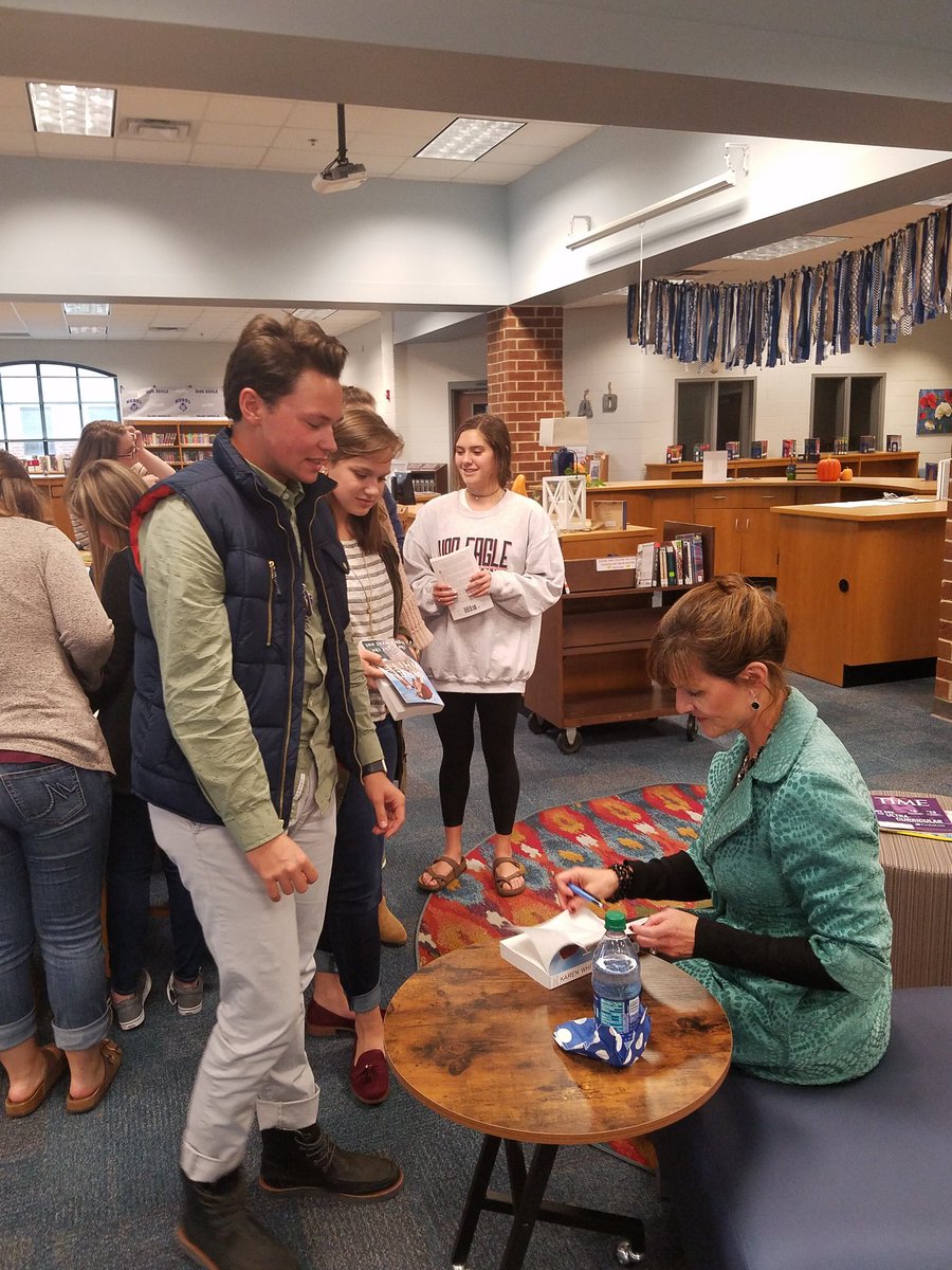 mrsrajones1's tweet photo. AP Lit enjoyed learning about life as a writer. Thank you NYT Bestseller, Karen White! @ModelHighDevils #onebookmanyvoices https://t.co/BU432BdYb7
