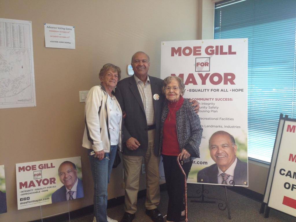 Moe_Gill's tweet photo. These lovely ladies stopped by my office for a quick visit! Thanks for popping in to say hello ladies! https://t.co/28ZxStFjjb