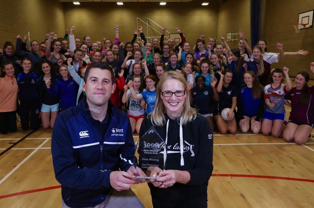 _SportNI's tweet photo. Huge congratulations to Belfast Ladies Netball Club Coach Clare Winning who is the first winner of our 2018 #SportMaker awards, winning the prize for Club Performance Coach of the Year after a brilliant 2017/18 for the club. Delighted to recognise such an outstanding coach. https://t.co/VLNE12Shkv