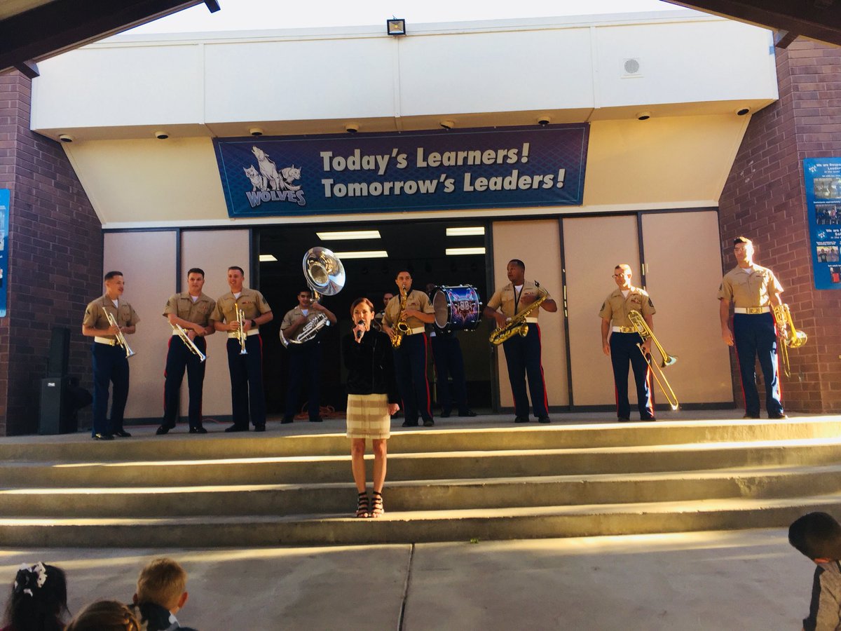 ParksKinder's tweet photo. What a great start to our day. Thank you @USMC Marine 1st Division Party Band for sharing your talents with us and showing us what true leaders look like. @FUESDSchools @LaPalomaElem #fuesd #lim https://t.co/dX6ANChza4
