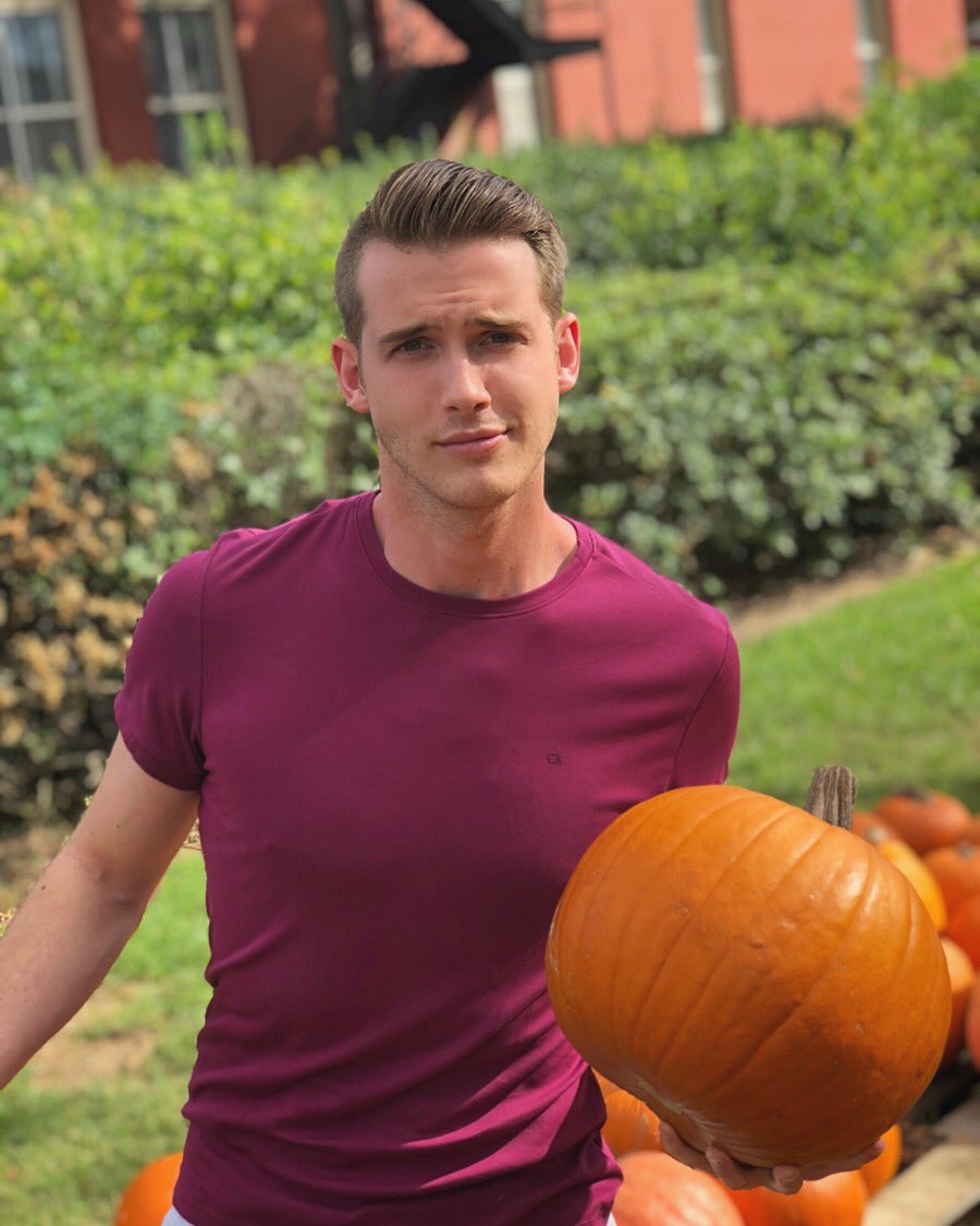MakeItRainShane's tweet photo. How do you fix a broken pumpkin? You use a pumpkin patch. 🎃🍁 #FullTimeMeteorologist #PartTimeComedian #FavoriteSeason #Fall https://t.co/Oal3xhS5jr