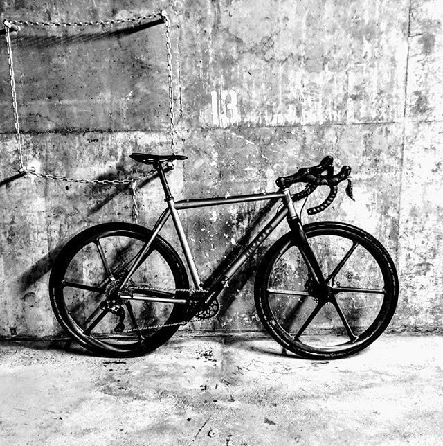 PistaCycling's tweet photo. Oh boy these wheels and tires run better than my DT Swiss wheels and CX tires.. #beautyofcycling #ceramicspeed #rideshimano #absoluteblack #bikestagram #bikelife #cyclocross #cyclocrossbike #cyclocrosslife #cyclingporn #cyclo #cyclox #ridelife #lifebehin… https://t.co/RTNzRTJOG0 https://t.co/lzAfAy0xlY