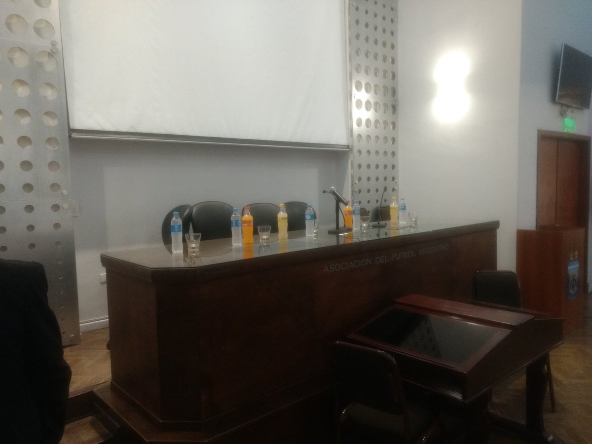 SantiDezio's tweet photo. #ConsejoFederal Los dirigentes comienzan a colmar el salón del tercer piso de AFA. Se espera por los dirigentes que tomaran la palabra y se ubicarán en el estrado @ascensointerior https://t.co/KSmy3SQ1Rm