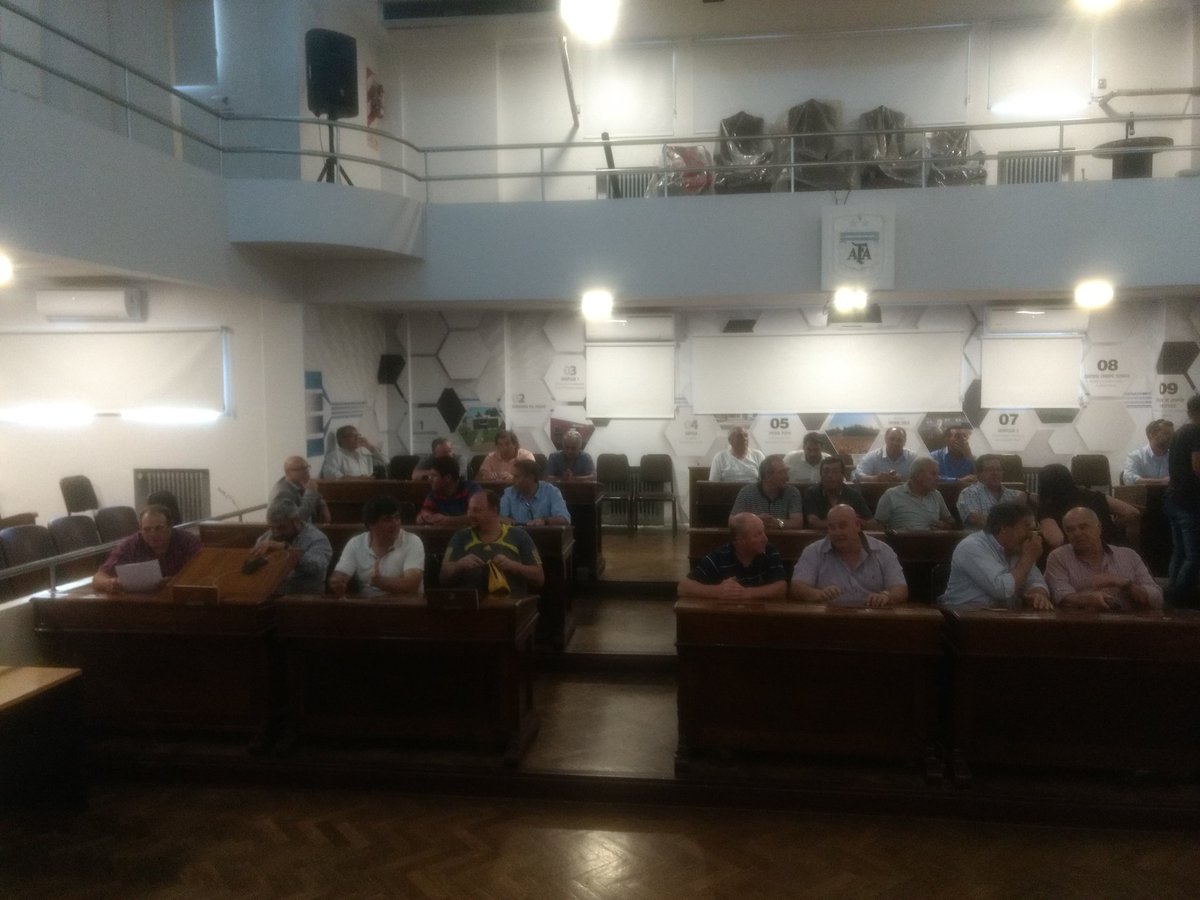 SantiDezio's tweet photo. #ConsejoFederal Los dirigentes comienzan a colmar el salón del tercer piso de AFA. Se espera por los dirigentes que tomaran la palabra y se ubicarán en el estrado @ascensointerior https://t.co/KSmy3SQ1Rm