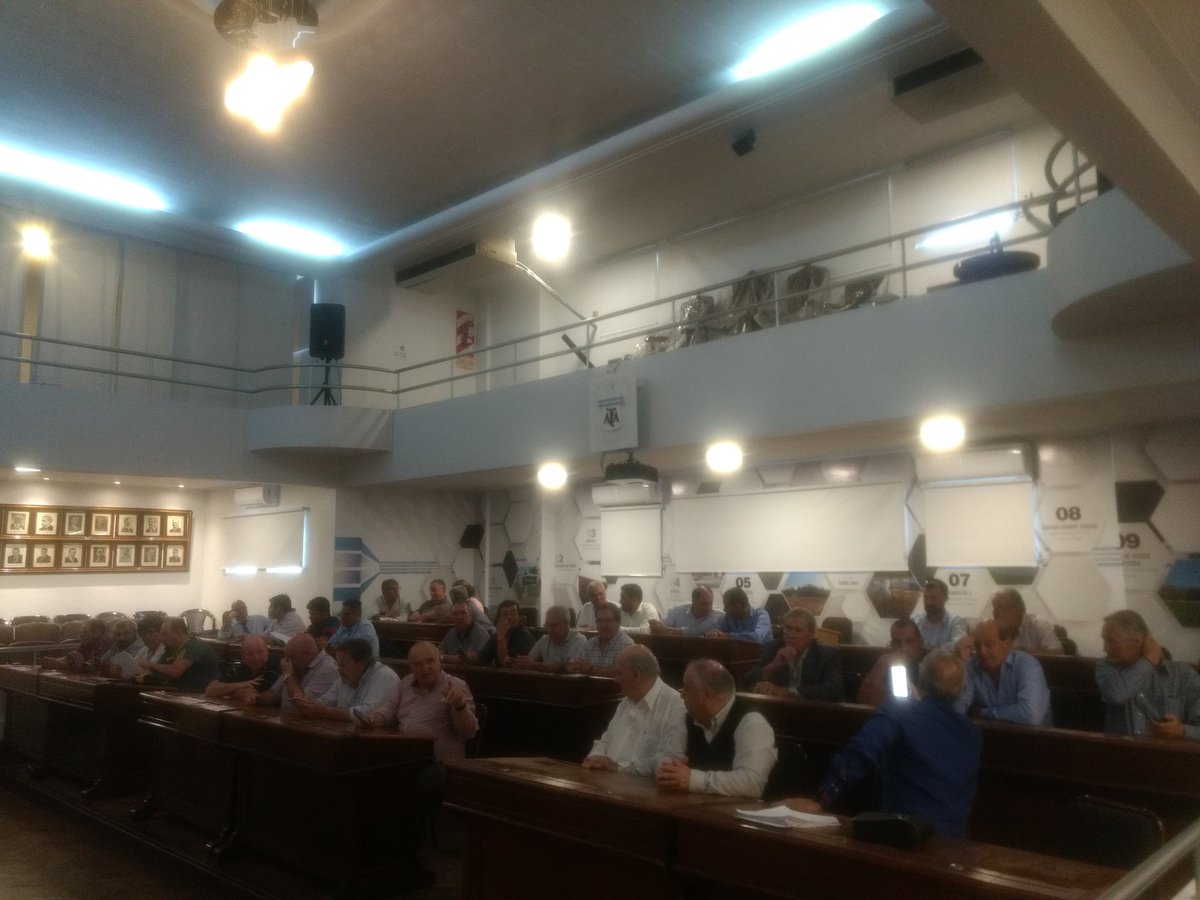 #ConsejoFederal Los dirigentes comienzan a colmar el salón del tercer piso de AFA. Se espera por los dirigentes que tomaran la palabra y se ubicarán en el estrado <a href="/ascensointerior/">Ascenso del Interior</a>