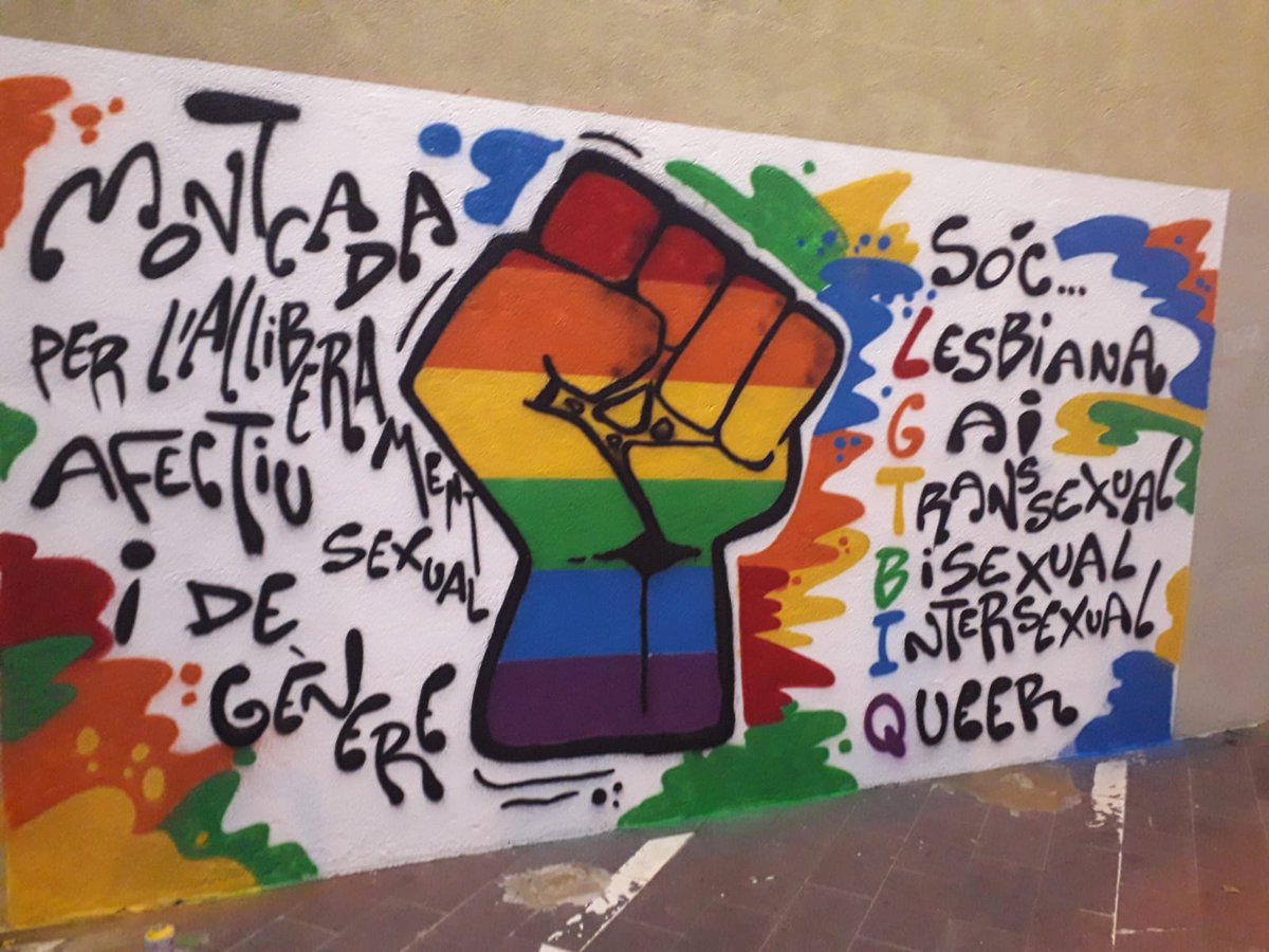 jessegoval7's tweet photo. Ja tenim el nou grafity #LGTBI a #Montcada @CanTauler
Hi ha dos tipus de persones: les que defensen els drets i les llibertats, i les que estan mogudes per l'odi i el rebuig a la llibertat d'estimar! https://t.co/GREXEFeozA