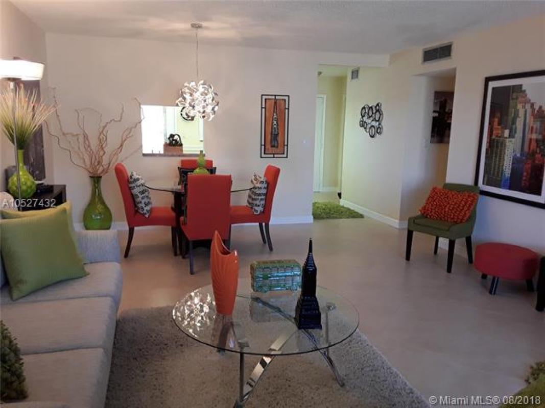 BanachSonia's tweet photo. You have to see this home! 2 BD/ 2 BA in Hallandale. Call/text/DM me for details.  https://t.co/wxcx5ItvHA https://t.co/vhepIwxkPs