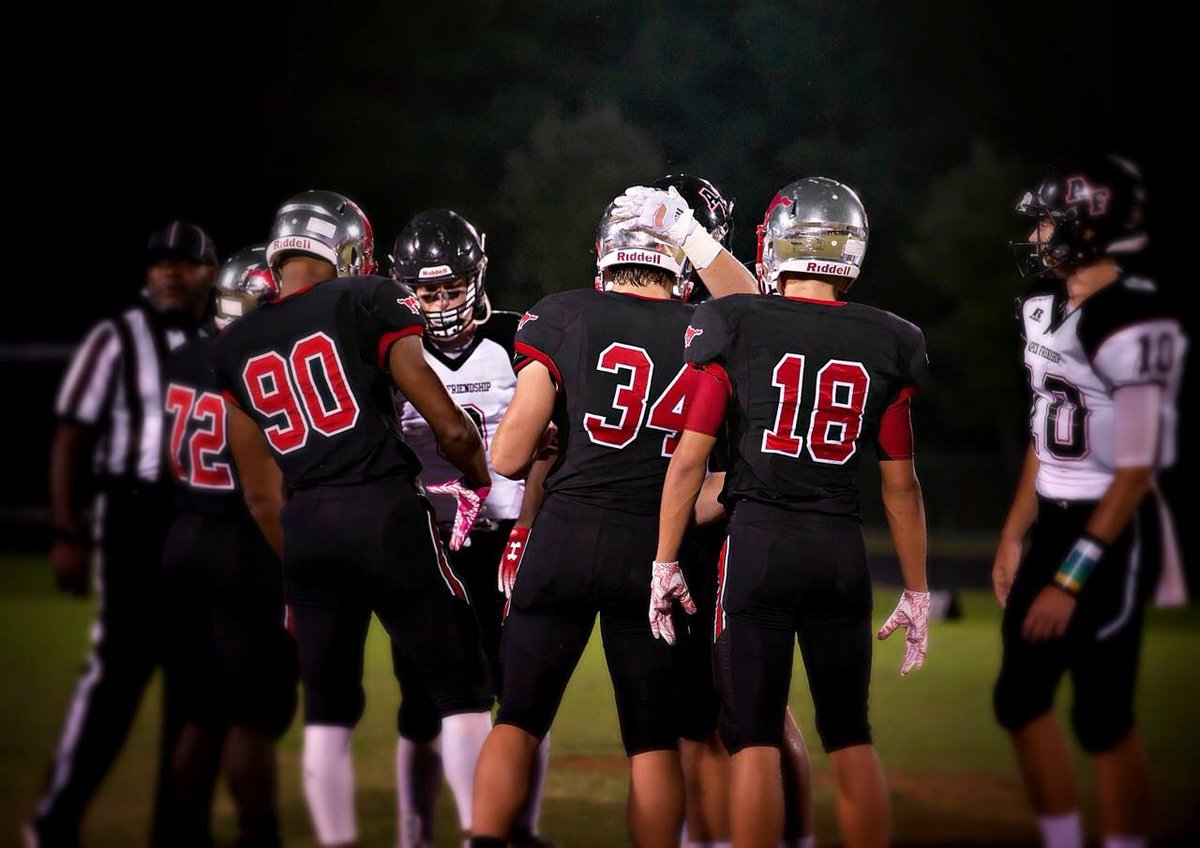 toasu89's tweet image. Sportsmanship-when your teammate from flag,Pop Warner &amp;amp; middle school lines up head-head. Both playing your ♥️s out in the trenches. Give em a hug and line up &amp;amp; do it again! Y’all make me proud!! @DrewOliver5542 @michchopp #makingmen