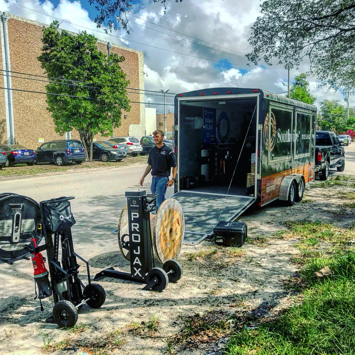 CEDEWMiami's tweet photo. #southwiretools demoing some innovative products. #electrical #electricalwholesaler #ew #cedew #ced #miami #wirepuller electrician #electricianlife #projax #simpull https://t.co/er74IiwqzU