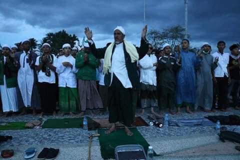 wiraksa_'s tweet photo. 2019  Palu Nomoni diganti dengan Palu Berzikir, Palu Beristighfar.

Ribuan orang menangis membaca Istigfar dan mereka memohon ampunan sama Allah swt. Semoga tetap dalam lindungan Allh swt, dan dijadikan "Khusnul Khotimah"

Dipimpin oleh Habib Sholeh Al-Aydrus

#PrayForPalu #Zikir https://t.co/qgxfNAn4b0