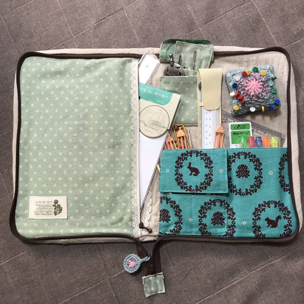 さがらん 針以外の道具はまとめて手作りのケースやお菓子の缶に入れてます 棒針はガサッと収納 最近は輪針 がメインです 棒針以外はトートバックにまとめてて これ以外に付け替えじゃない輪針をジッパー付き袋に入れてガサッとバックに収納してます