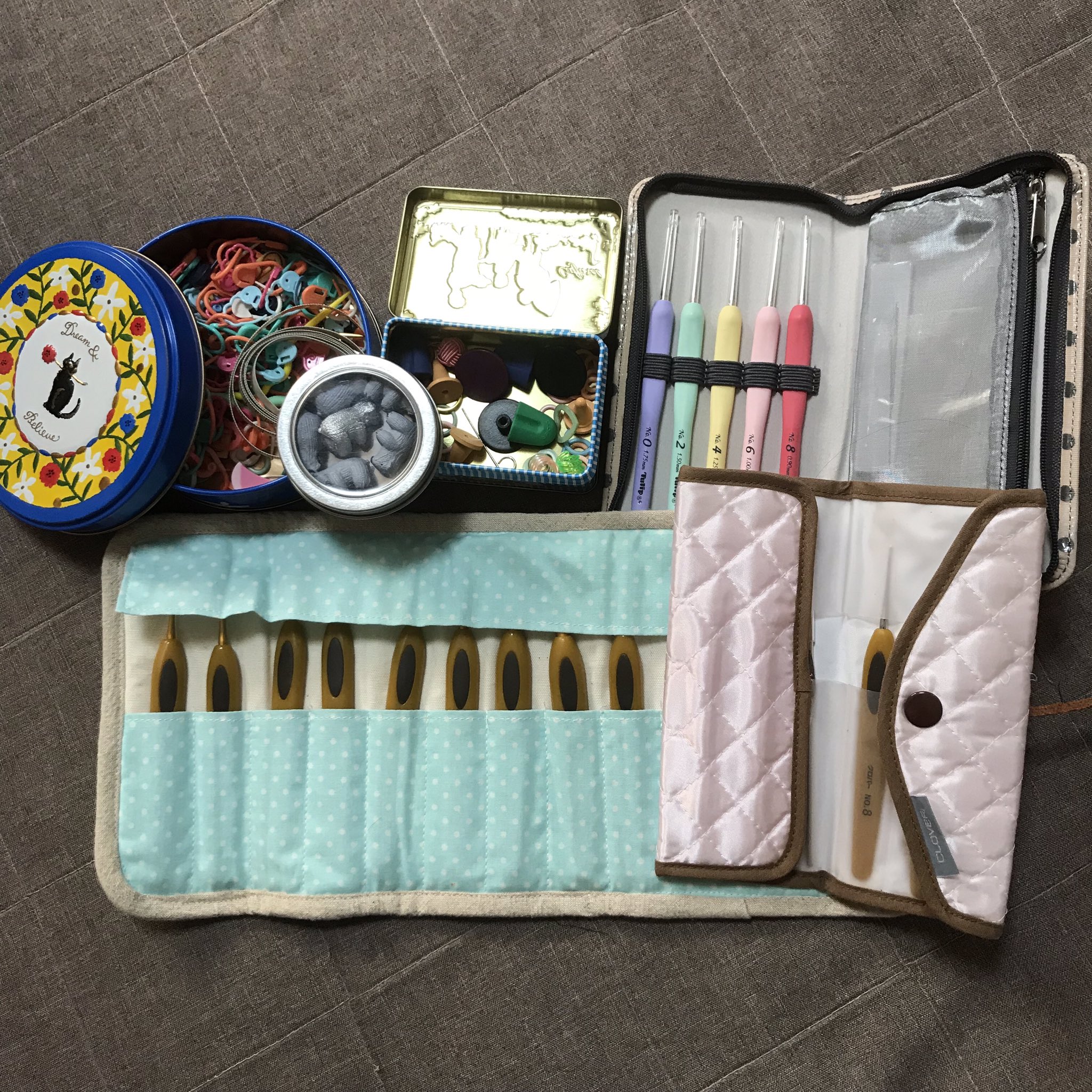 さがらん على تويتر 針以外の道具はまとめて手作りのケースやお菓子の缶に入れてます 棒針はガサッと収納 最近は輪針 がメインです 棒針以外はトートバックにまとめてて これ以外に付け替えじゃない輪針をジッパー付き袋に入れてガサッとバックに収納してます