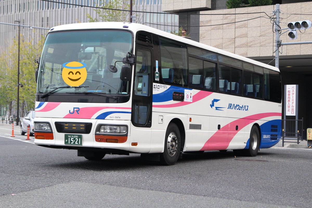 Sbz 西日本jrバスの高速バスでは数少ないガーラ00です 641 4979は大阪高速管理所でこの日は教習車 641 5974は大阪北で徳島線に 数少ないワイドシート車ですので下手な現行タイプよりも当たりかも