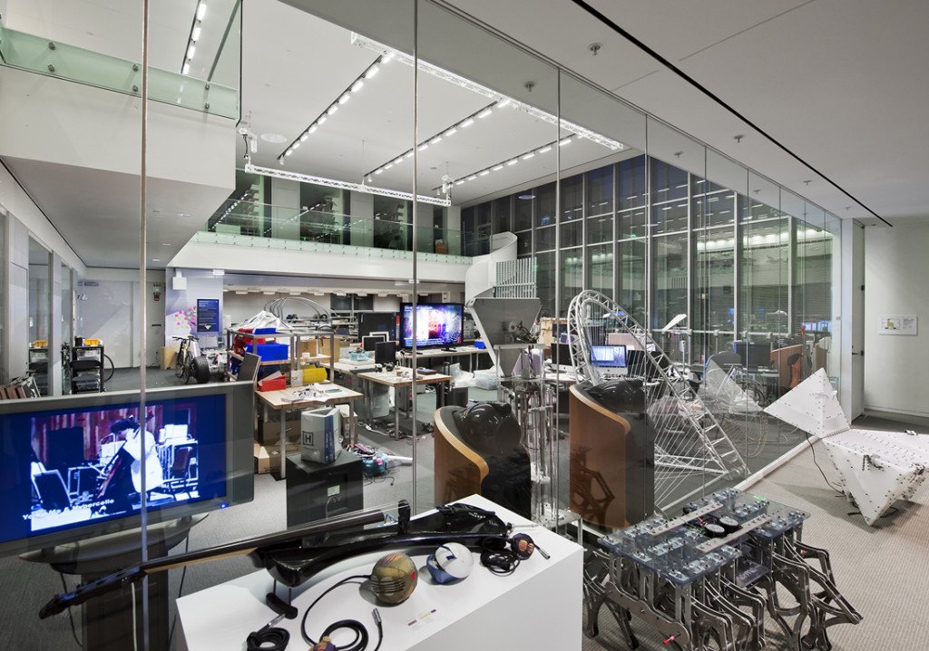 jamesagardner's tweet photo. What a fun #medtech #healthtech day! My #Connect2Health "Innovation Hub Crawl" posse visited @BWH_STRATUS @medialab &amp; @SpauldingRehab to see how &amp; where #innovation happens. Thanks to  @jkvedar @connectedhealth &amp; @PCHAlliance for the opportunity! 👩🏽‍⚕️👨🏾‍⚕️ https://t.co/UoYjoiY7w0