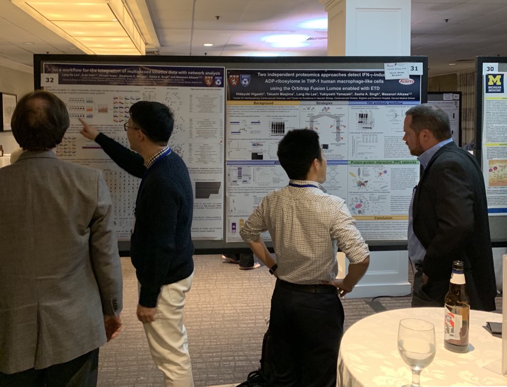 CICSnews's tweet image. Matthias Mann visits Hideyuki’s proteomics poster #VB2018 @vascularbiology