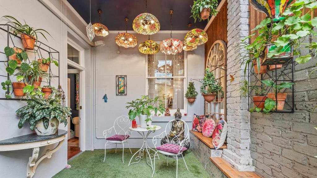 PlaceEA's tweet image. Represented by Deb Maguire of Place #KangarooPoint, this #BrisbaneCBD property is a quirky blend of #heritage #architecture and colourful interior design. Explore more of this extraordinary home in the article below:

realestate.com.au/news/colourful…