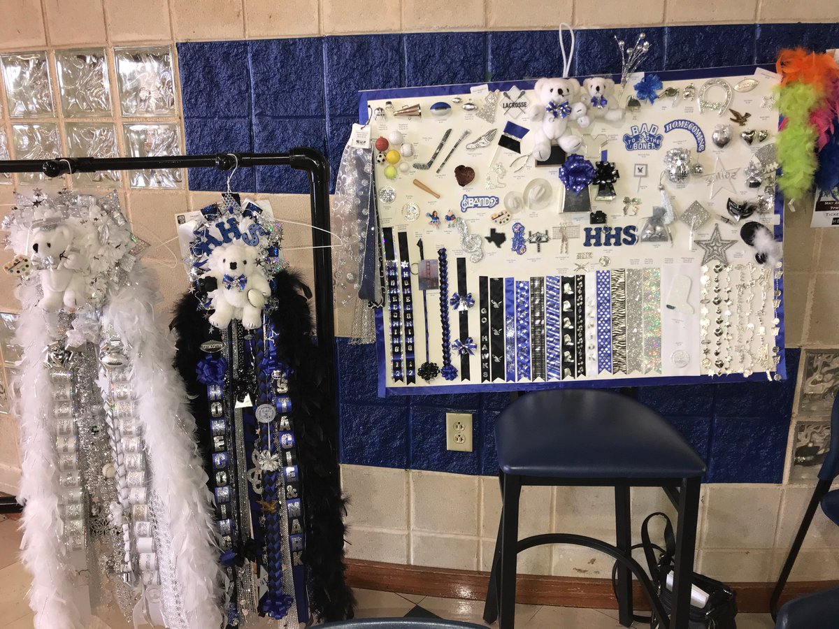 hhssilverwings's tweet photo. Silver Wings are selling mums through https://t.co/DAaWtXCYfr and Friday (10/19) is the deadline!! Mums and garters are a huge tradition in Texas so don’t miss out on the opportunity to support the Wings and participate in Homecoming festivities!! #homecoming2018 #HHShoco https://t.co/UmAeGbex6i