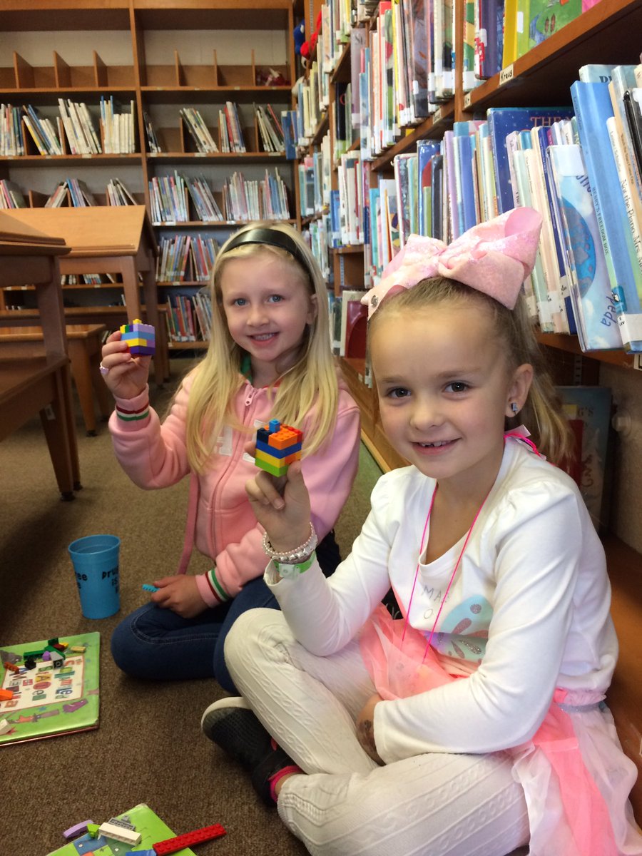SheafeReads's tweet image. #Myerstigers making “square” pumpkins in honor of #Spookley. #legofun #wcsdlibs @SydnieGoldstein @ASchout10 @WCSDEmpowers