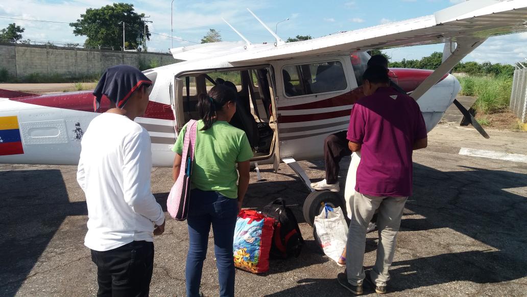 GAT9_AMB's tweet photo. Evacuaciónes Aeromedicas de pacientes  de  Tenkua, Cacuri y Manapiare en apoyo a la DRS. https://t.co/B4Q87b0JwW