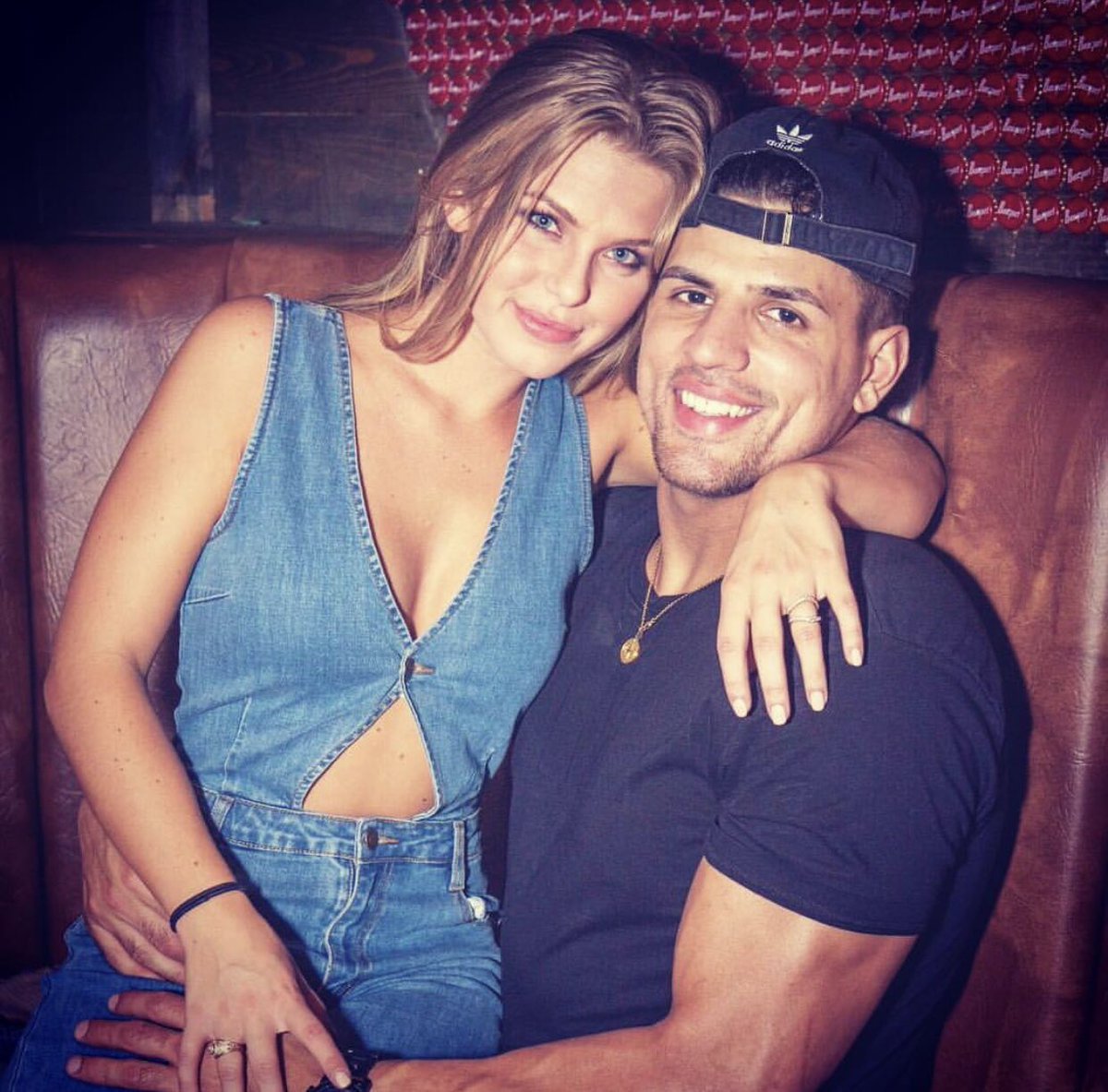 Arri725's tweet photo. I honestly donโt know whoโs happier these days:
Fessy & Haleigh OR Harry & Mehgan
#TheRealDeal #WhenLoveIsTheWay
Iโm immensely thrilled for both couples & what lies ahead for them in the future ๐๐พ๐๐๐พ๐ค #WhenYouKnowYouKnow ๐ https://t.co/HpsqZHrBvJ