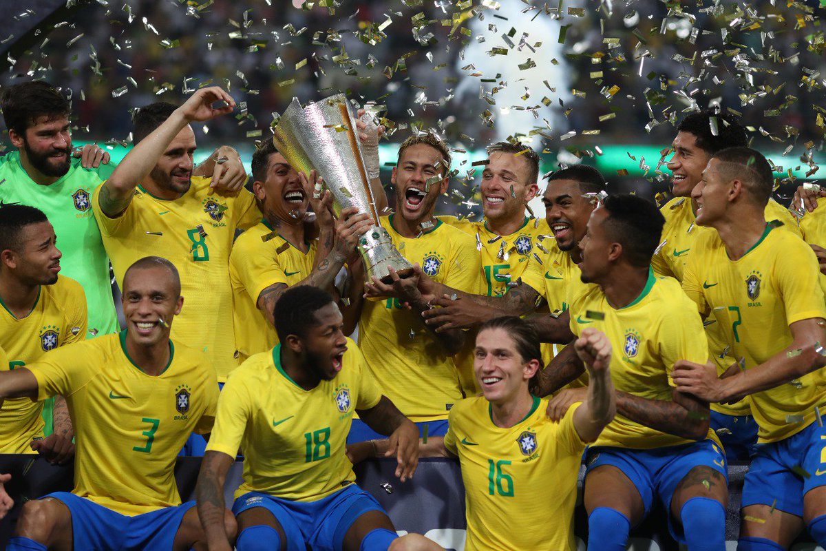 Brasil celebra el título.