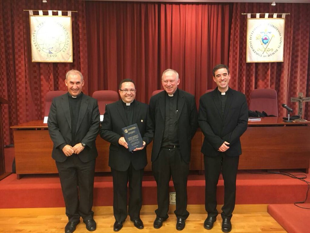 Saludamos con alegría y gratitud el grado de Licenciatura en Teología Moral que hoy recibió el P. Jesús Colina, de manos de las autoridades de la <a href="/UniSanDamaso/">Universidad Eclesiástica San Dámaso</a>, de la Arquidiócesis de Madrid. 

Hizo especial deferencia a la <a href="/ArquiMcbo/">Arquidiócesis Mcbo</a>, su casa pastoral. 🙏🏼
