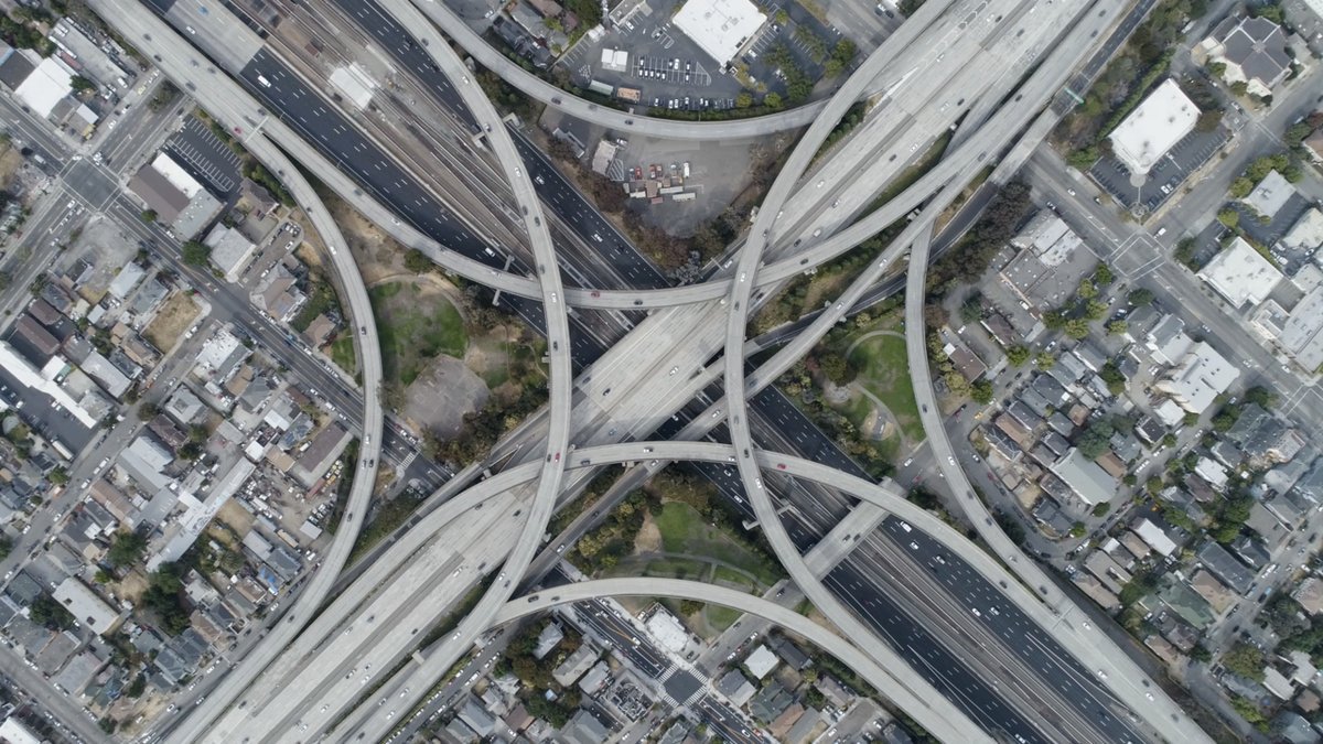The stunning images showing the flows and dynamics of #Oakland and the broader #BayArea in Dawn Danby’s #VERGE18 Talk are by Stephen Lewinsohn. Check out his incredible aerial work (drone photography) here: stephenloewinsohn.com/index/G0000zeW… twtd.by/GreenBiz/b1fJx…