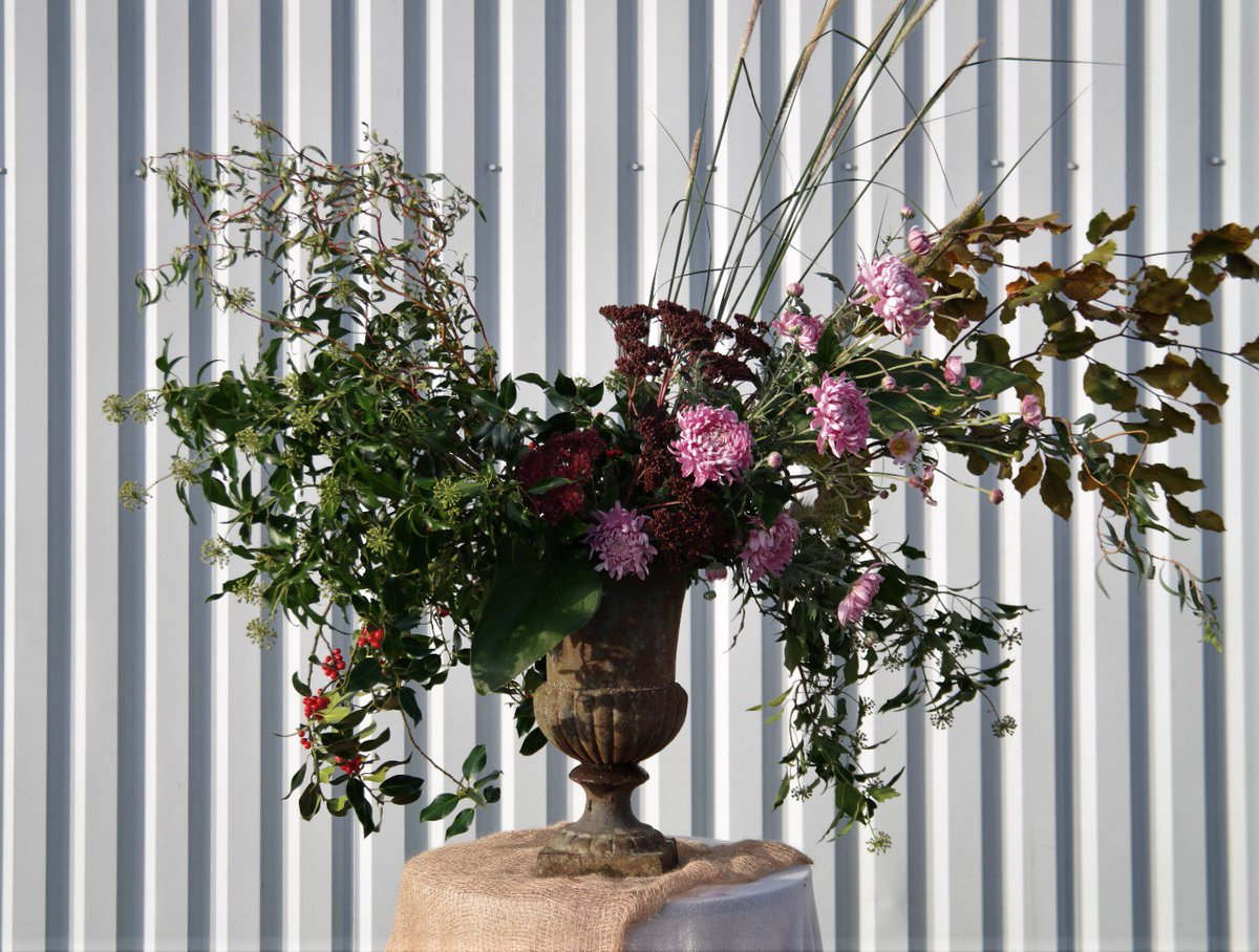 Thanks @firenzaflowers <a href="/TyfuCymru/">TyfuCymru</a> + <a href="/Flowers_ft_Farm/">FlowersFromTheFarm</a> for today's inspirational #floralworkshop, here's my #foamfree #seasonalurn  all #locallygrown #autumnflowersandfoliage